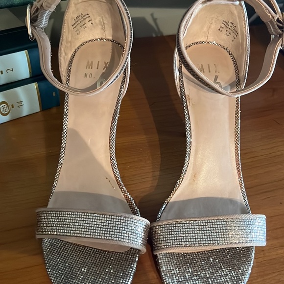 4. Mix No 6 Gold Heels, Size 8.5 - Picture 13 of 15
